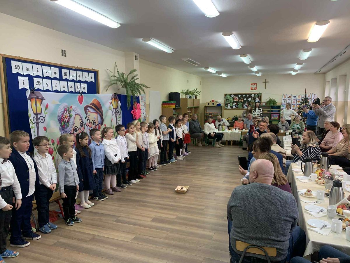 Galeria zdjęć: Dzień Babci i Dziadka- grupa Zuchy