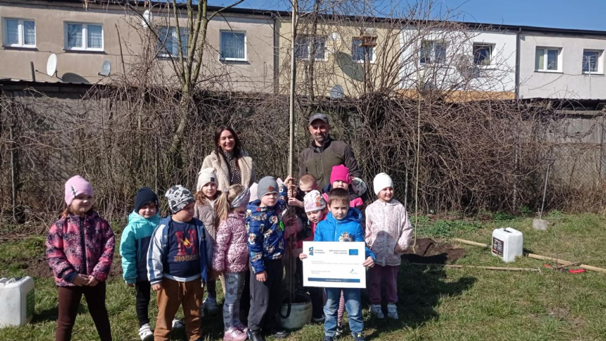 Galeria zdjęć: Przedszkolaki sadzą drzewka i roślinki