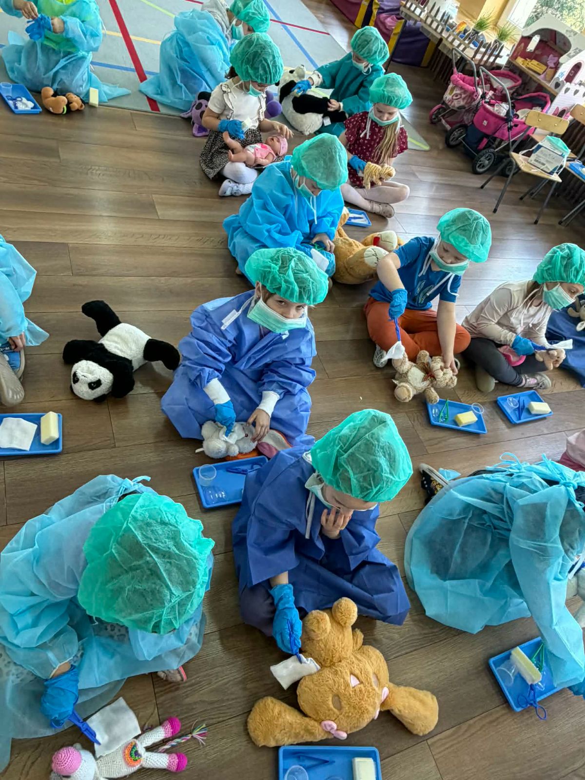 Galeria zdjęć: Spotkanie Pszczółek i Wiewiórek z pielęgniarką operacyjną.