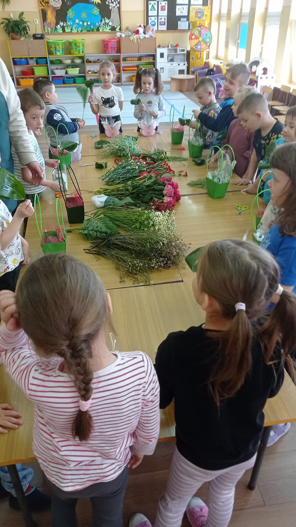 Galeria zdjęć: Warsztaty florystyczne w grupie Pszczółek