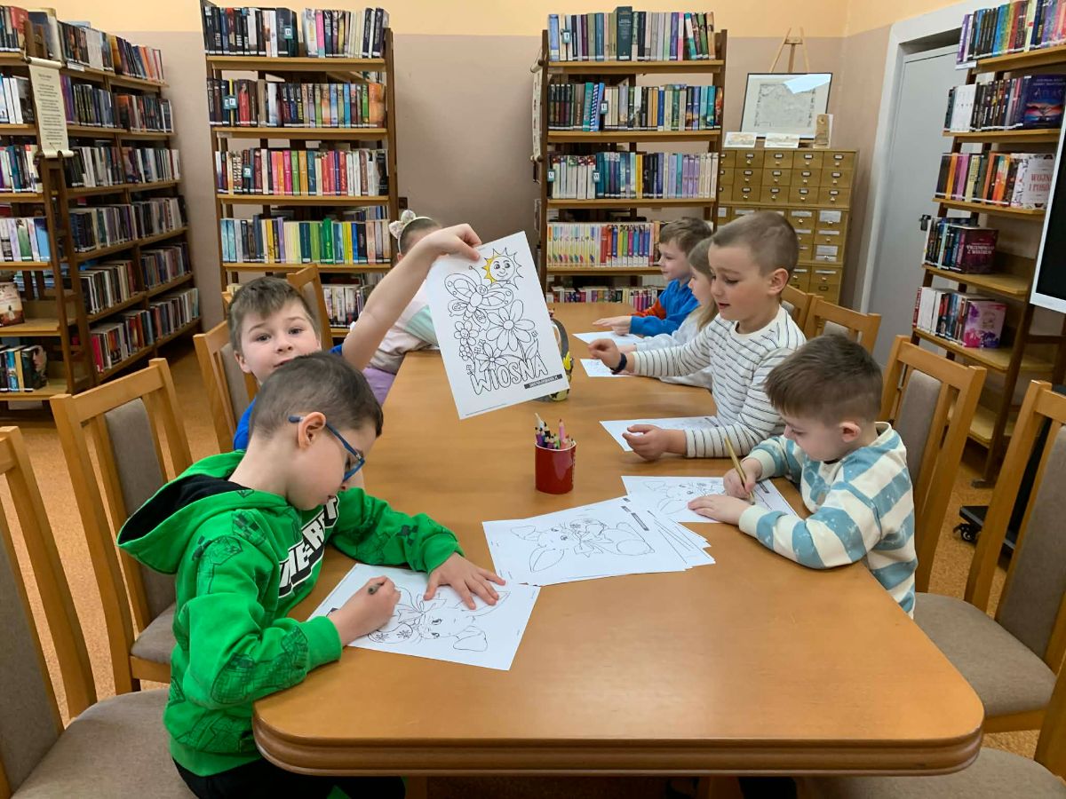Zdjęcie: Zuchy w bibliotece